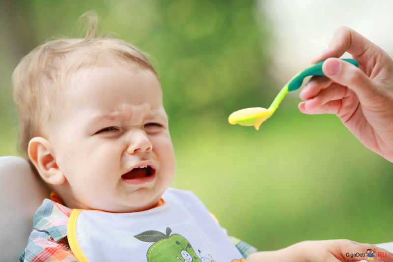 Bỏ qua bước làm quen là sai lầm khi cho trẻ ăn dặm